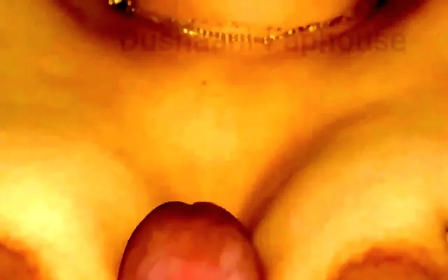 A BBW gostosa gozou gostoso no meu pau molhando tudo o sof&aacute;