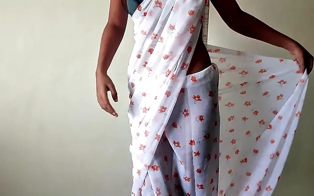 ARE YOU SURE THERE ARE NO CAMERAS??? Nurse having sex, wants to have sex, but there's a hidden camera!!! I hope she doesn't catch me - home video