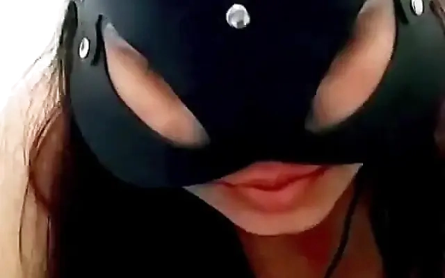 MI HERMANASTRA MORENA LATINA , ESTABA LAVANDO LA ROPA DE SU HERMANASTRO DESNUDA Y EL LA TERMINA FOLLANDO