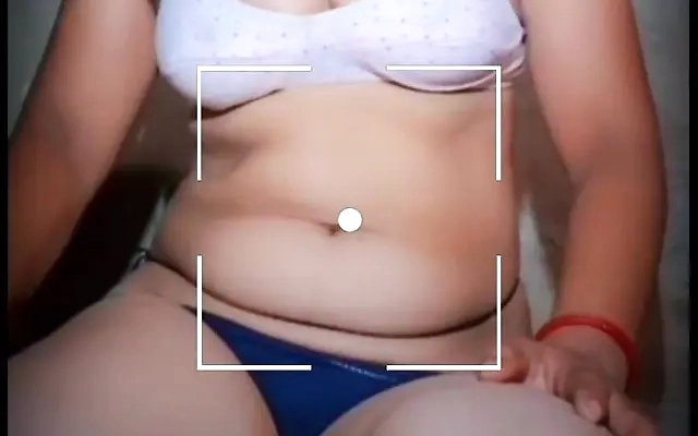 A naughty guy caught her nude bhabhi alone in the room