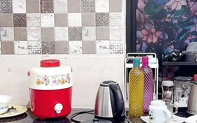 A cute neighbor came for tea, but there was no time left for him