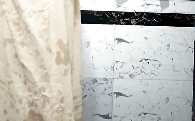 me follo el co&ntilde;o de mi hermanastra en la sala de la casa
