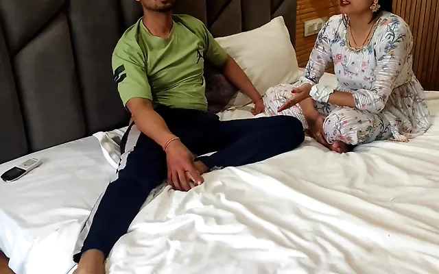 Mi compa&ntilde;ero de cuarto aprovecha que estoy sola en mi habitaci&oacute;n y deja todo su CUM EN MI BOCA!