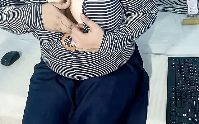Janvaron ko Ghas Lene Gai bhabhi ki chudai ki aur chut se Moot nikala